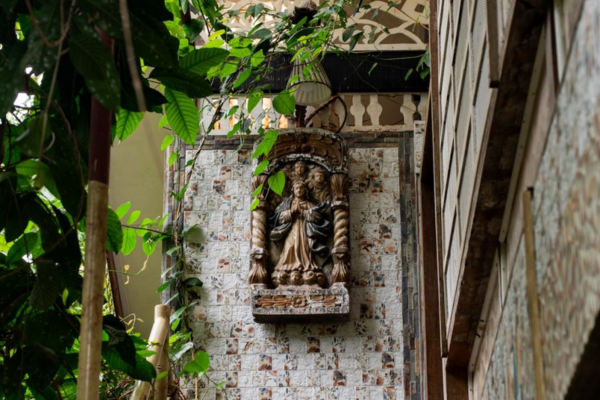 The stairs leading up to the guest house in Patis Tesoro’s Laguna home (Photo: Jon Hipe)