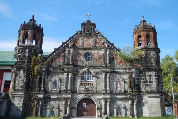 The facade of the Santa Monica Parish Church which holds a first-class relic (Photo: Wikimedia Commons / Ramon FVelasquez)