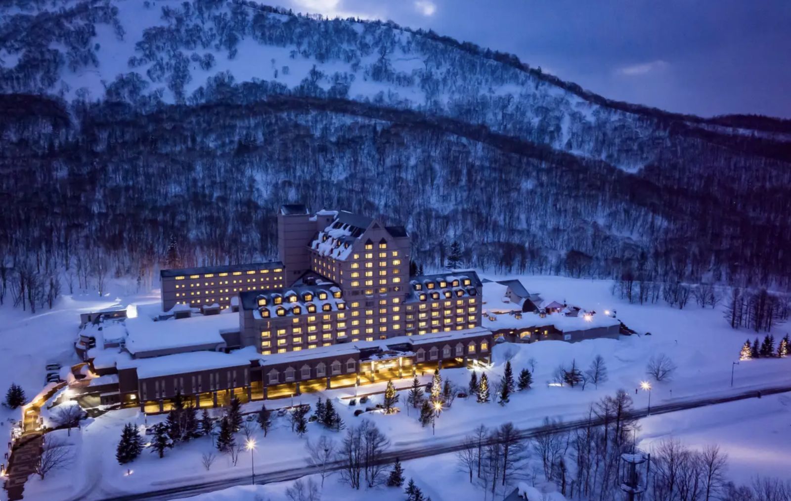 Club Med Kiroro Grand mengundang Anda untuk merasakan keajaiban musim semi yang berbeda—di mana salju lembut bertemu dengan langit biru cerah, dan setiap momen menjadi kenangan yang abadi (Foto: Club Med)