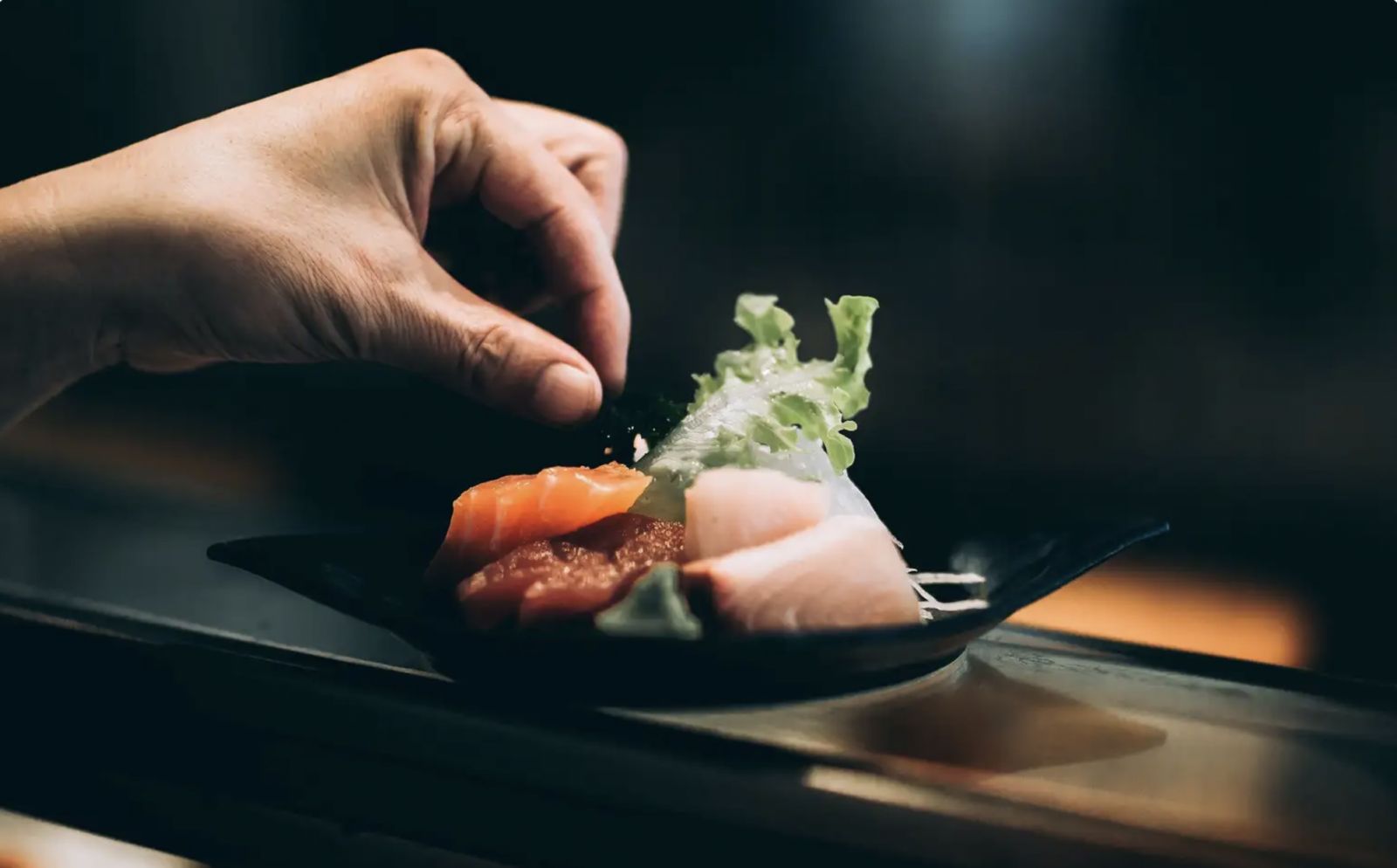 Ebisu menyajikan menu omakase 12 hidangan yang memukau, termasuk tempura kepiting dan sushi yang dipadukan dengan sake dan shochu pilihan (Foto: Club Med)