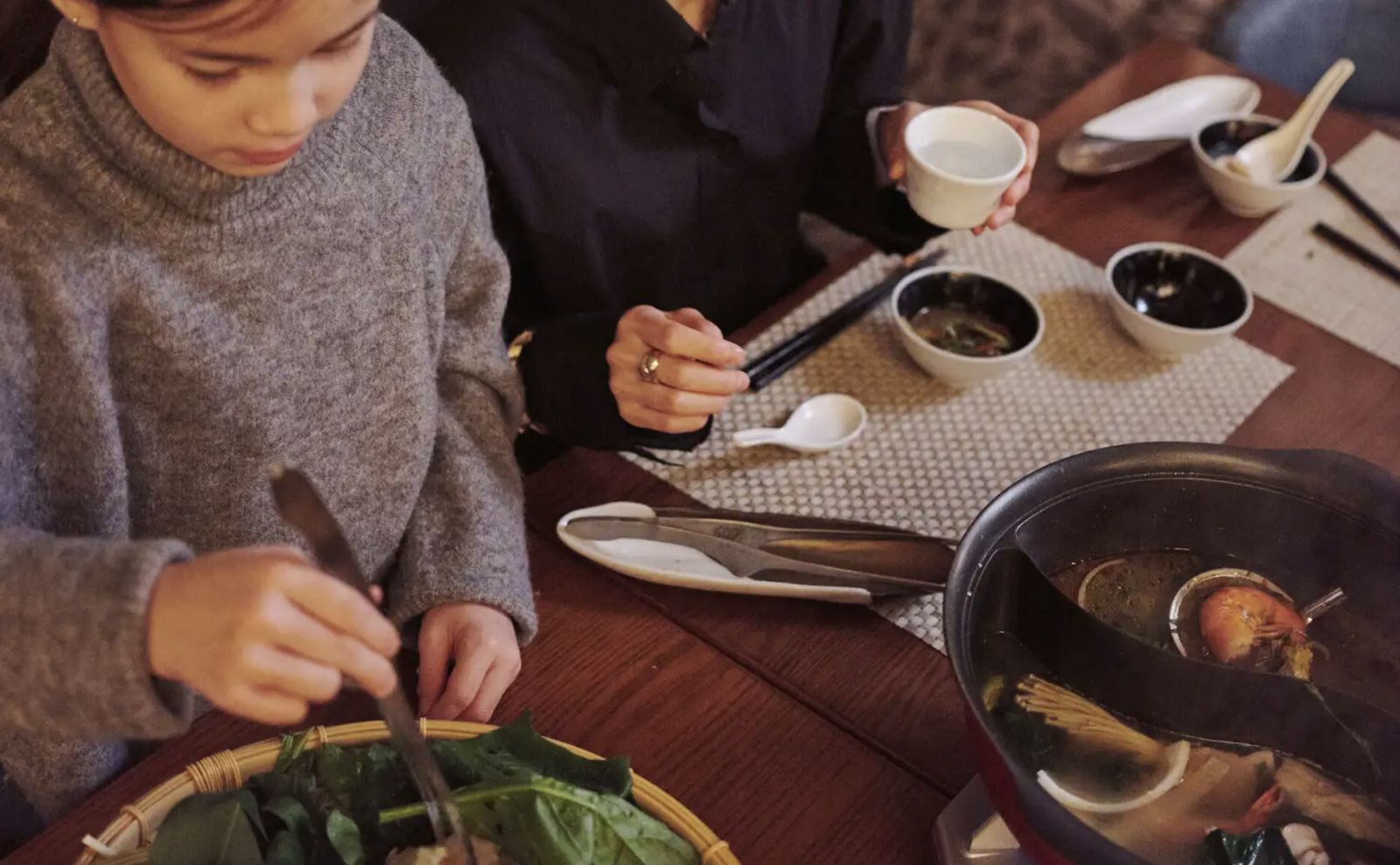 Ogon menawarkan pengalaman hot pot dengan kuah Szechuan yang kaya rasa, di mana tamu dapat memasak sendiri berbagai pilihan daging, seafood, dan sayuran segar (Foto: Club Med)