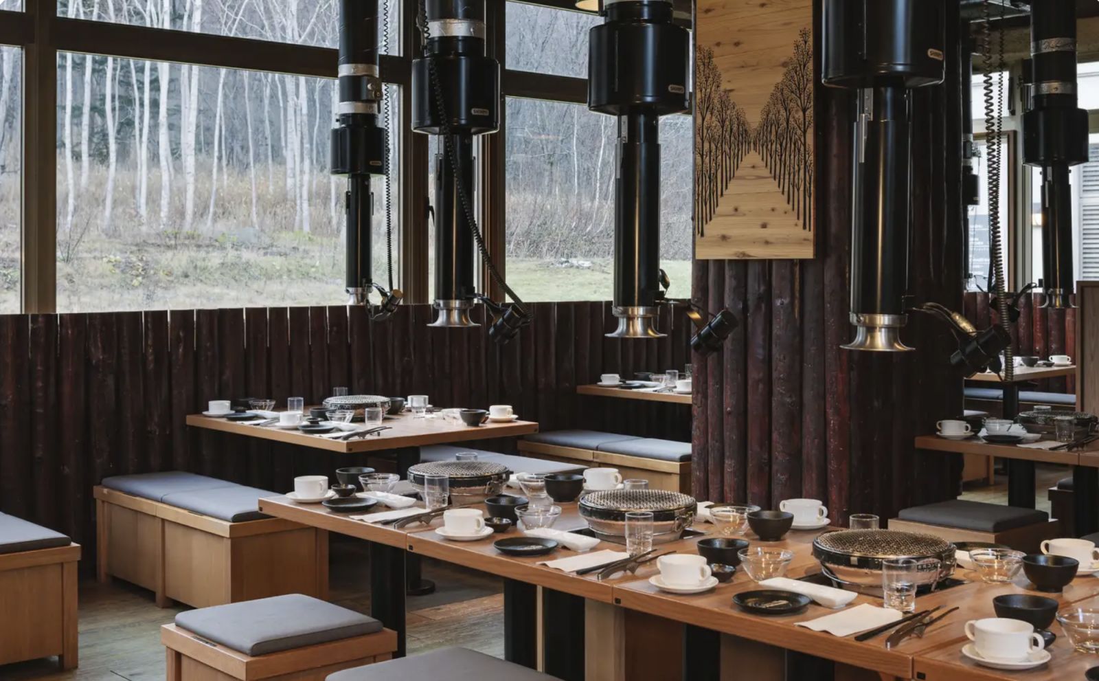 Di The Kaen, pengalaman yakiniku membawa tamu pada petualangan rasa, memanggang daging wagyu Hokkaido yang lembut di atas arang panas (Foto: Club Med)