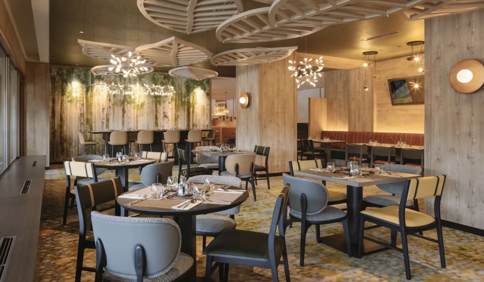 Restoran utama Club Med Kiroro Grand, Yoichi, menyuguhkan buffet yang kaya akan variasi, menampilkan hidangan khas Jepang seperti kaki kepiting segar, sashimi, dan sup kari Sapporo yang hangat (Foto: Club Med)