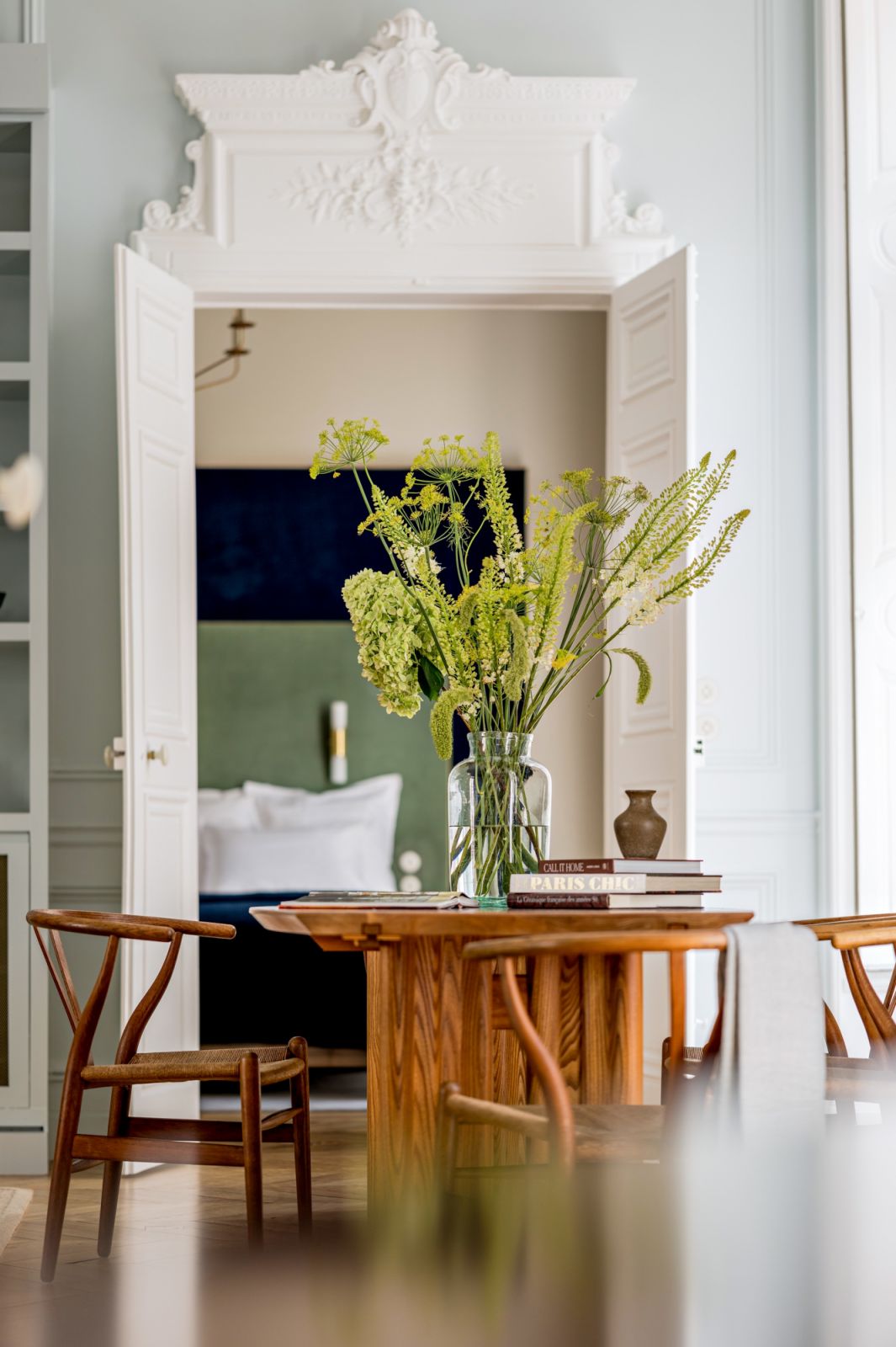 First edition Wishbone chairs by Carl Hansen provides a contemporary respite