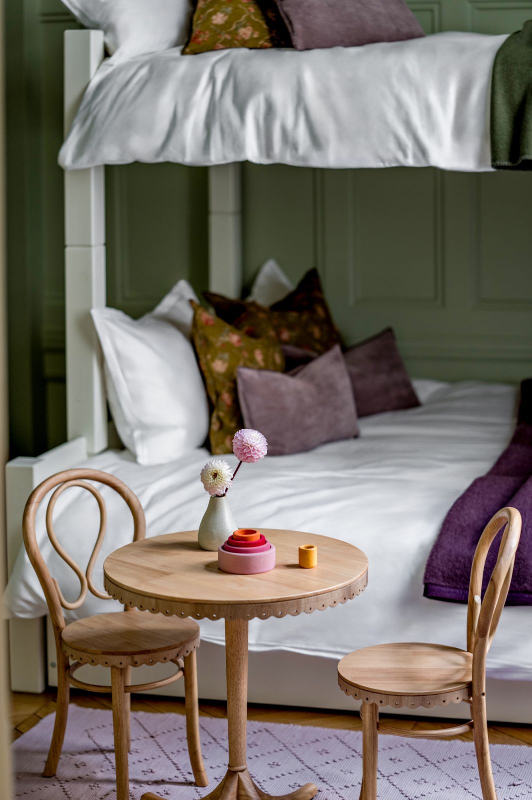 The children’s room adheres to the overall green colour palette