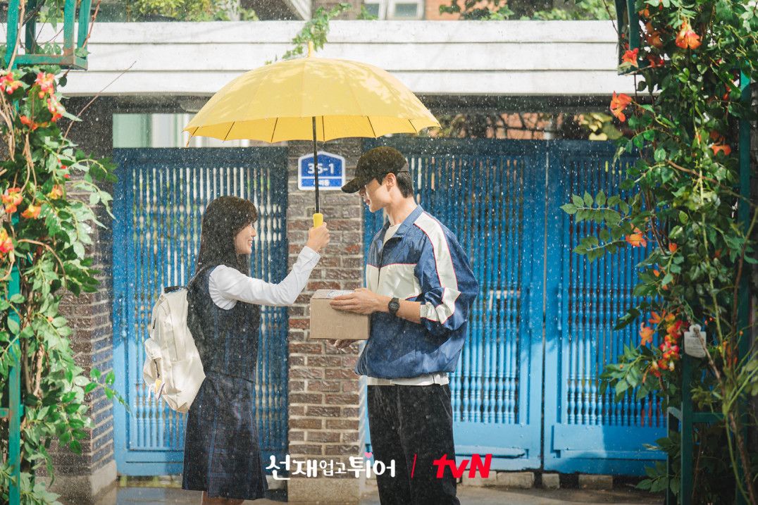 Umbrella scenes are so K-drama-coded. (Photo: tvN)