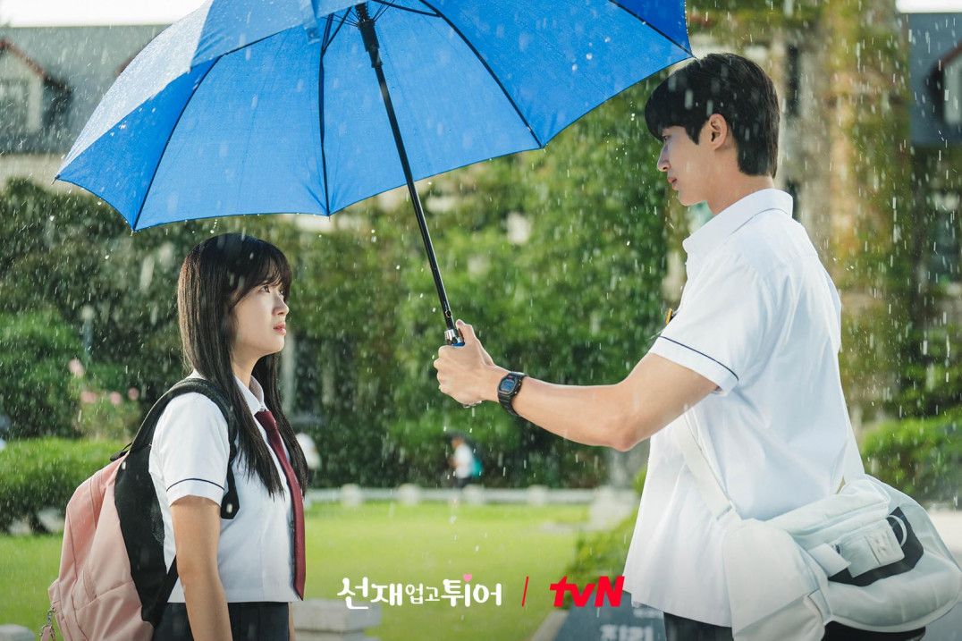 Kim Hye-yoon and Byeon Woo-seok show us one way to say ‘I love you’ in the K-drama ‘Lovely Runner’. (Photo: tvN)