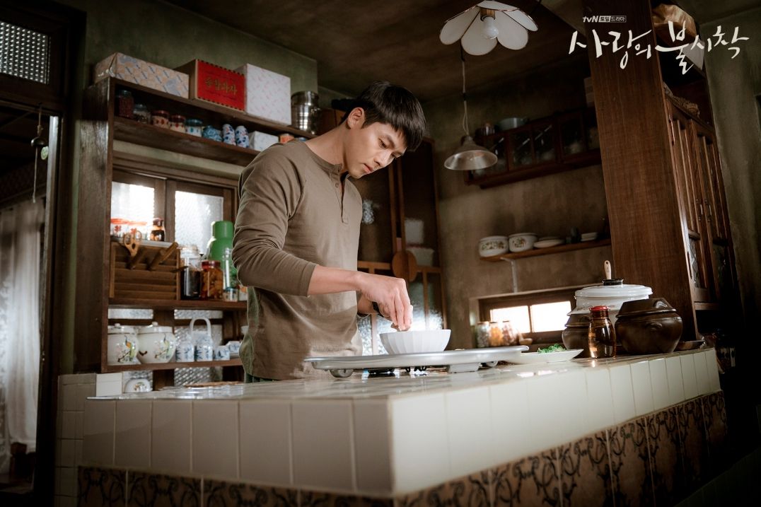 Hyun Bin makes noodles from scratch in the K-drama ‘Crash Landing on You’ (Photo: tvN)