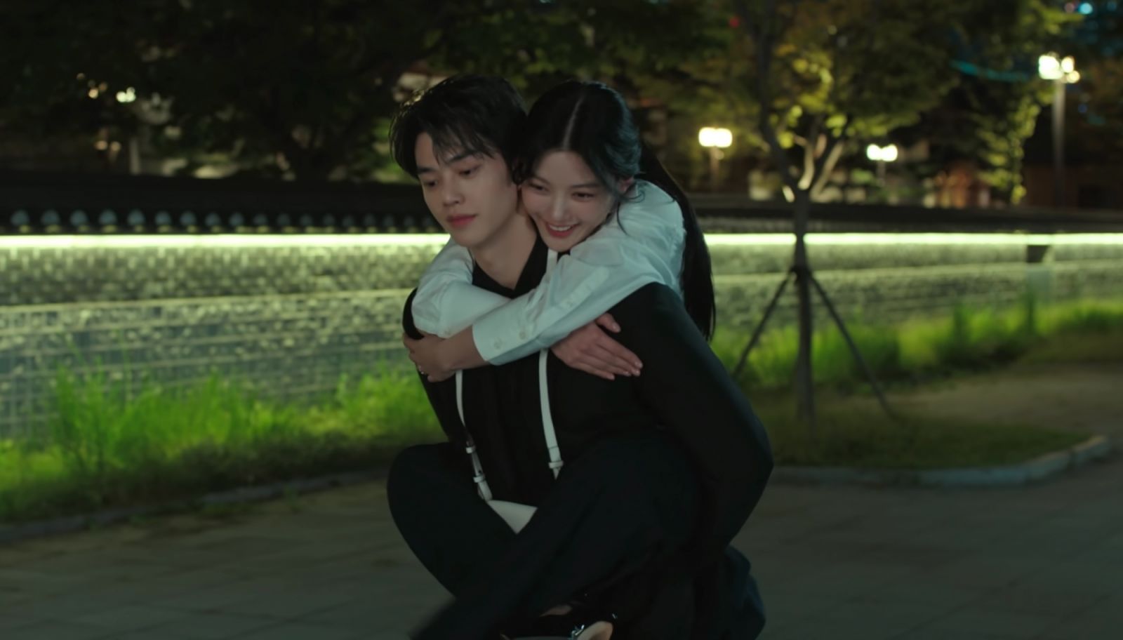 Song Kang gives Kim Yoo-jung a piggyback ride. (Photo: screencap from ‘My Demon’, Netflix)