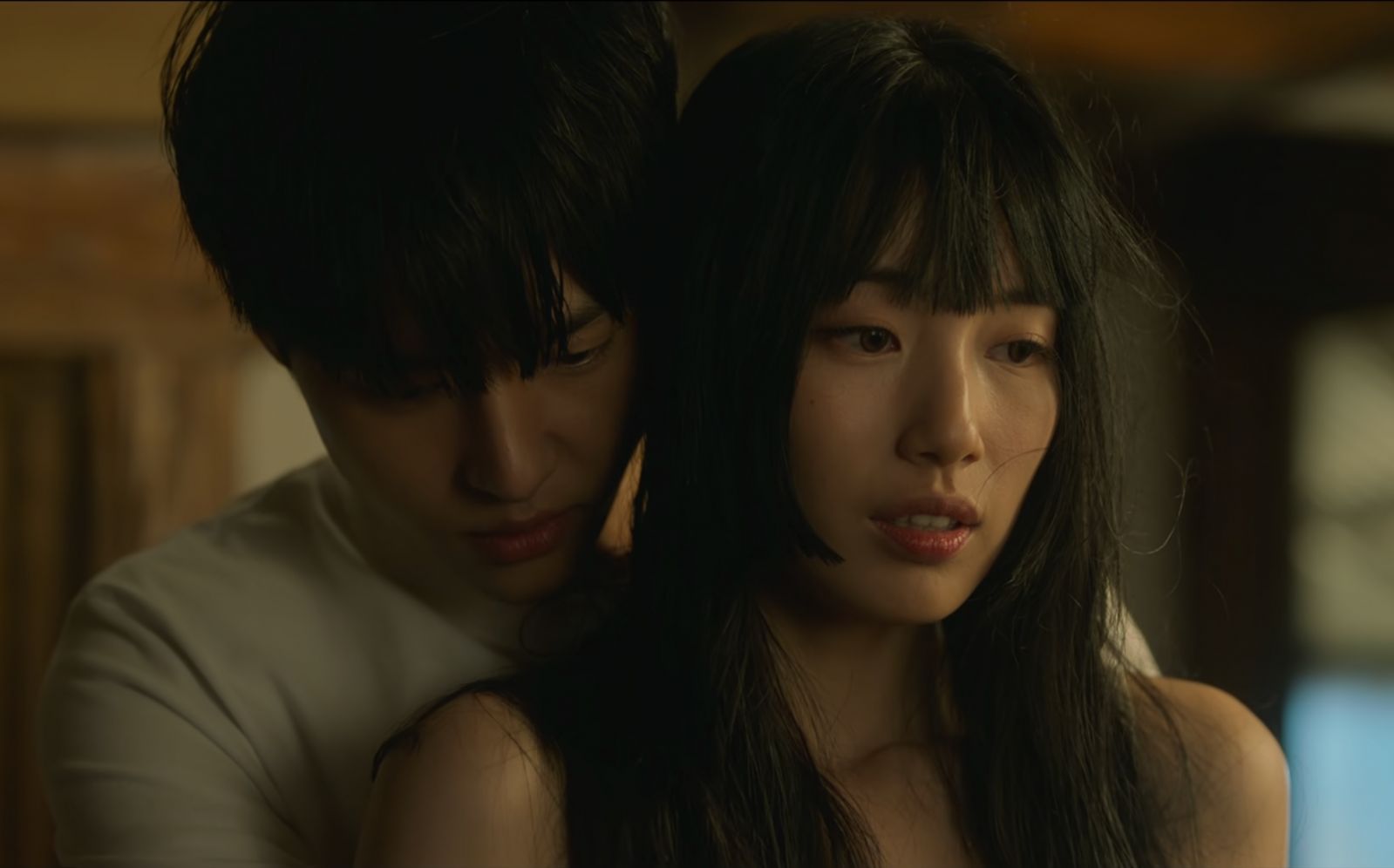 A romantic backhug in the K-drama hit ‘Doona!’ (Photo: screencap from ‘Doona!’, Netflix)