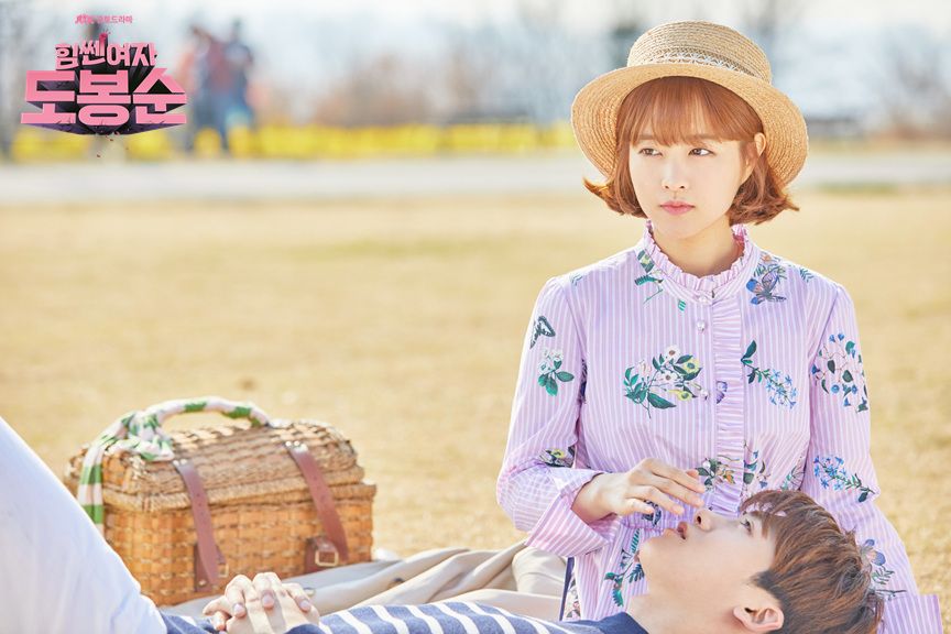 Park Bo-young lovingly shields Park Hyung-sik’s eyes from the sun. (Photo: JTBC)