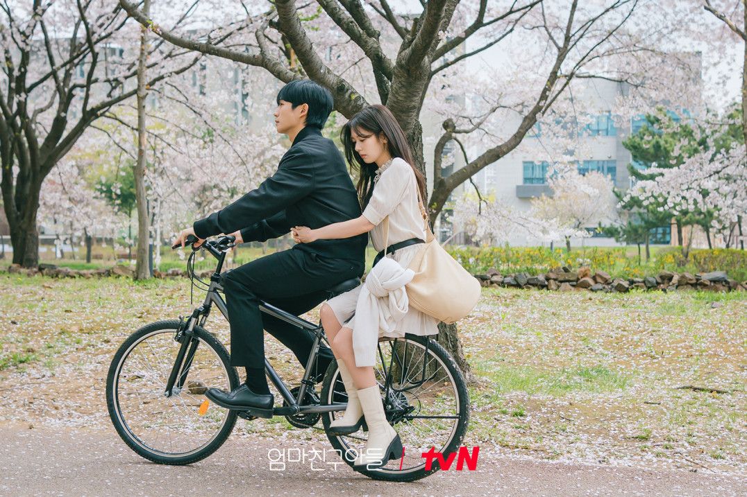 Jung-Jung couple from the K-drama ‘Love Next Door’ on a romantic bicycle ride (Photo: tvN)