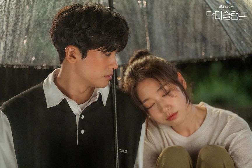 Park Hyung-sik is a shoulder to lean on. (Photo: JTBC)