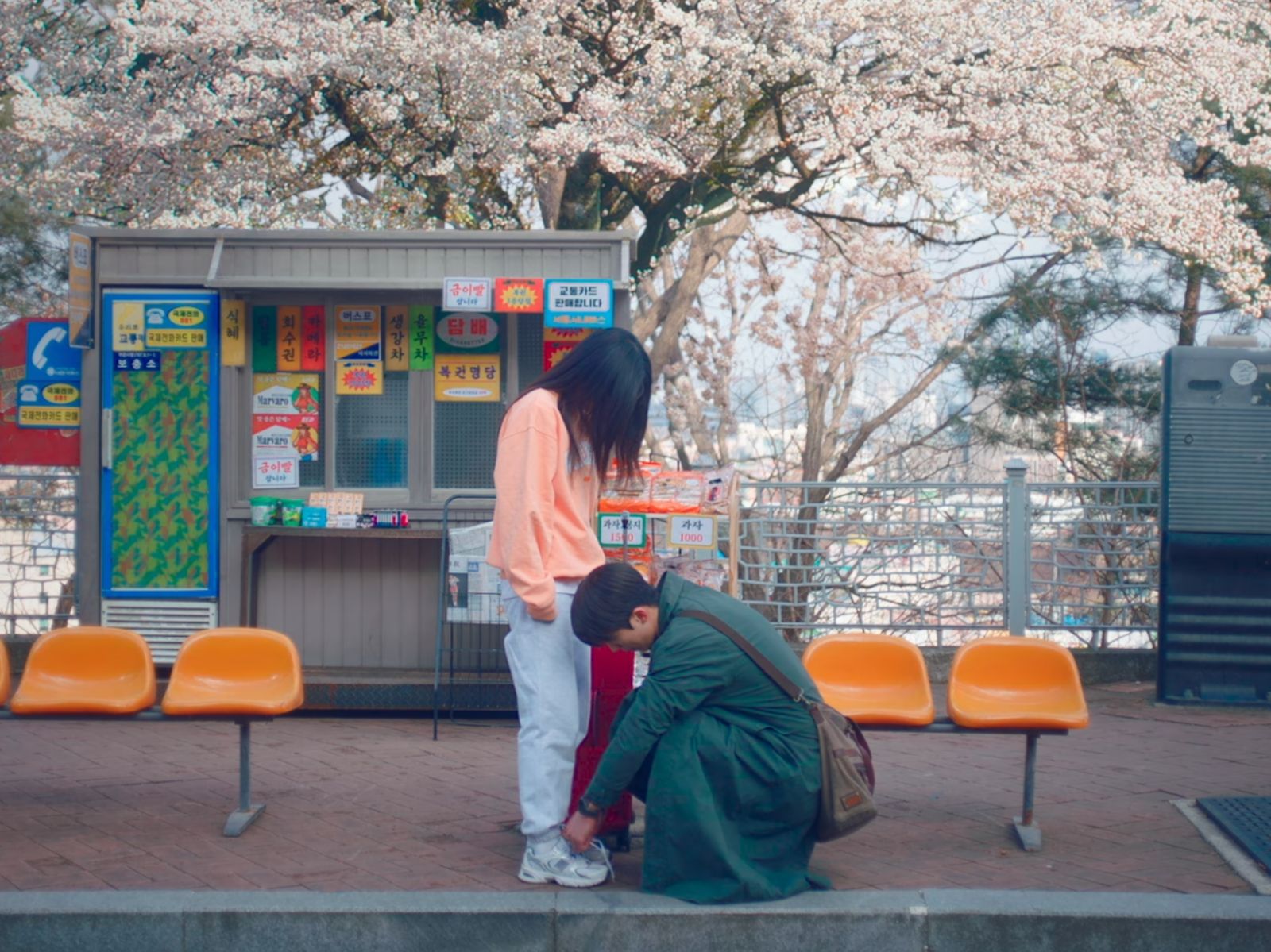 Nam Joo-hyuk bends down to tie Kim Tae-ri’s laces. (Photo: screencap from ‘Twenty Five Twenty One’, Netflix)