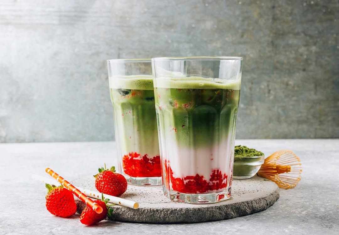 Homemade strawberry matcha latte (Photo: Instagram / @lovebeanscoffeehouse)