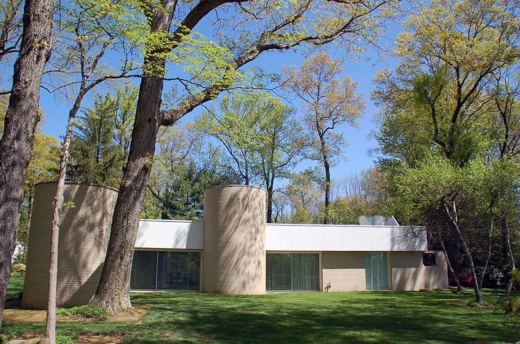 Exterior view of Richard Meier’s Essex Fells House in New Jersey, designed for his parents (Photo: Courtesy of Richard Meier)
