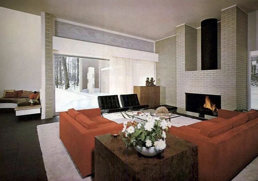 Interior of Richard Meier’s house for his parents, featuring open-plan living, abundant natural light, and minimalist detailing (Photo: Courtesy of Richard Meier)