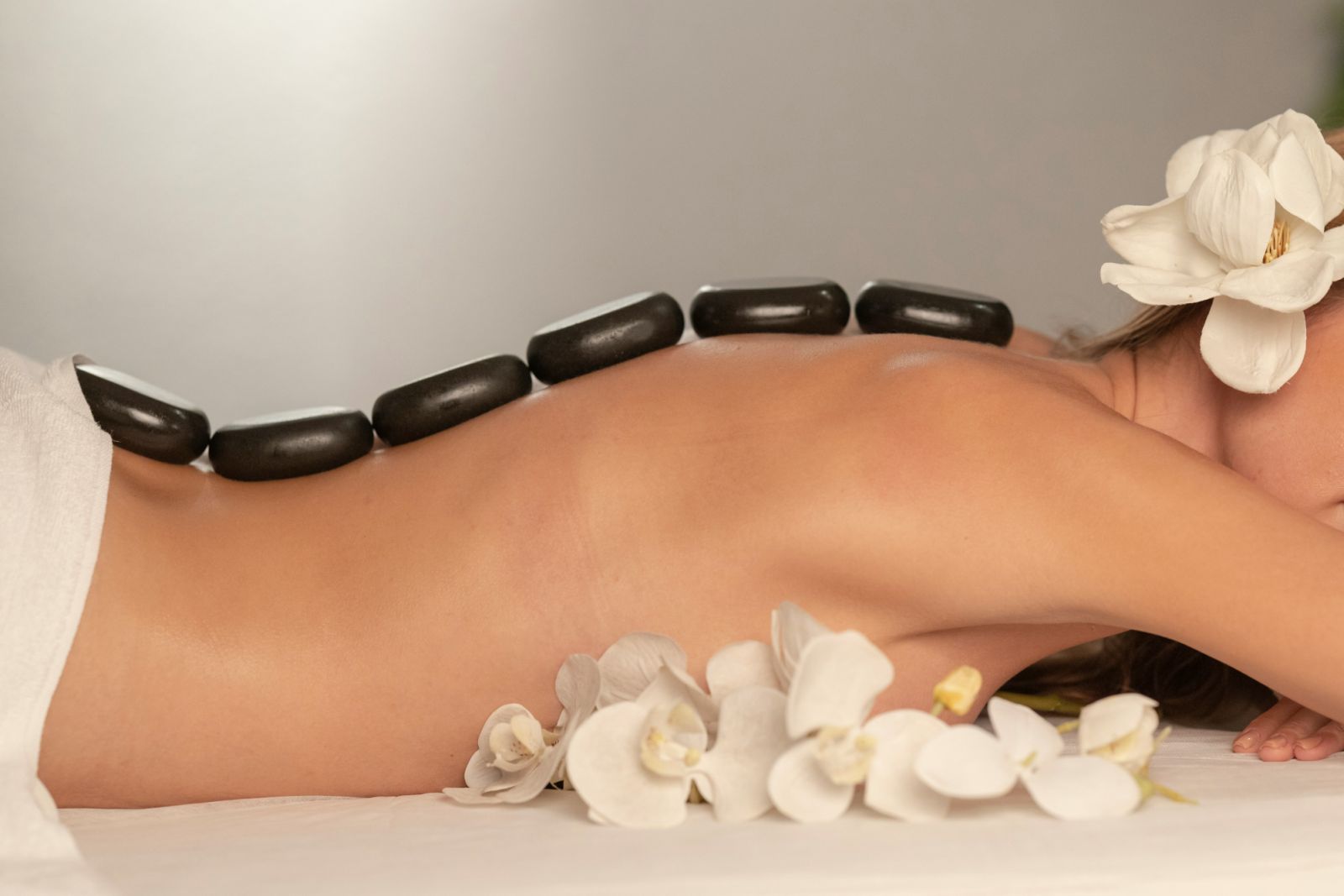 Treat your mum to a spa day this Mother’s Day (Photo: Engin Akyurt / Unsplash)