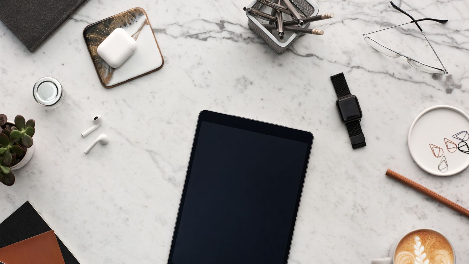 Apple, dengan ekosistemnya yang terintegrasi, menawarkan solusi bagi para profesional yang menginginkan pengalaman kerja yang seamless dan efisien (Foto: Getty Images)