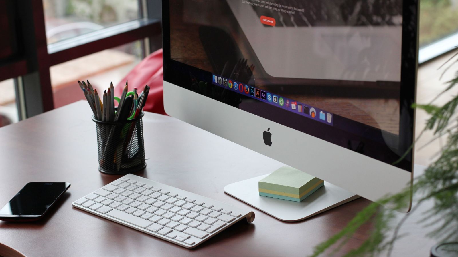 Apple, dengan ekosistemnya yang terintegrasi, menawarkan solusi bagi para profesional yang menginginkan pengalaman kerja yang seamless dan efisien (Foto: Getty Images)