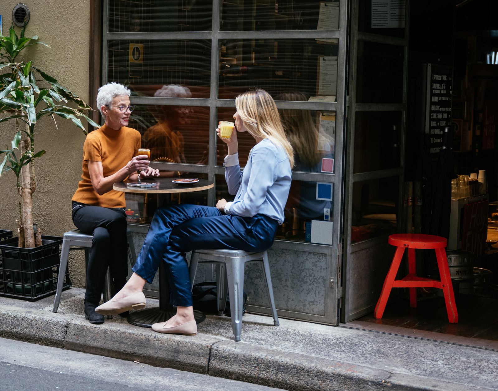 Sit down with your mum and simply talk about life this Mother’s Day (Photo: Getty Images)