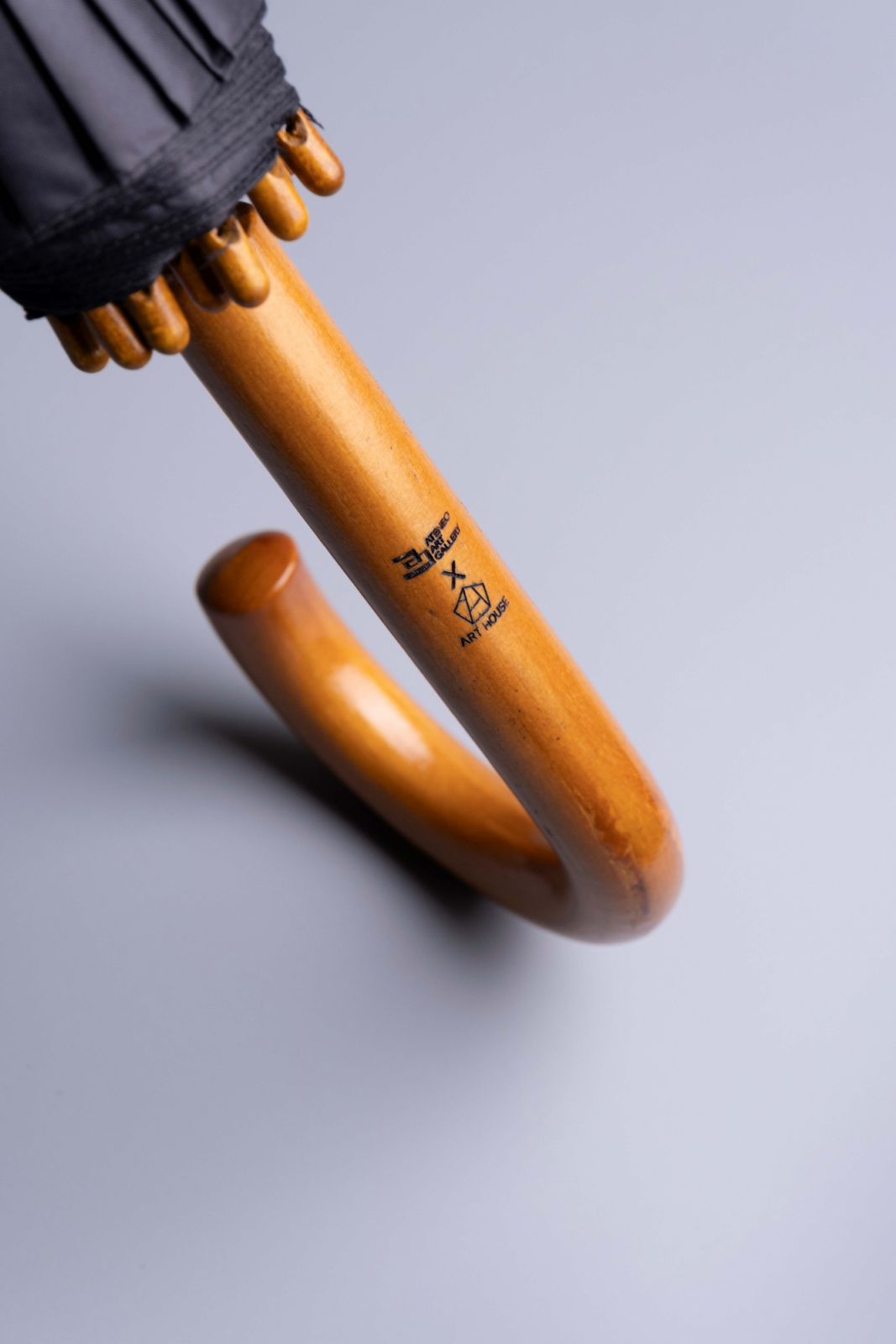 The handle of the Japanese umbrella, a merch for Fernando Zóbel Centennial Collection (Photo: Before Deadlines)