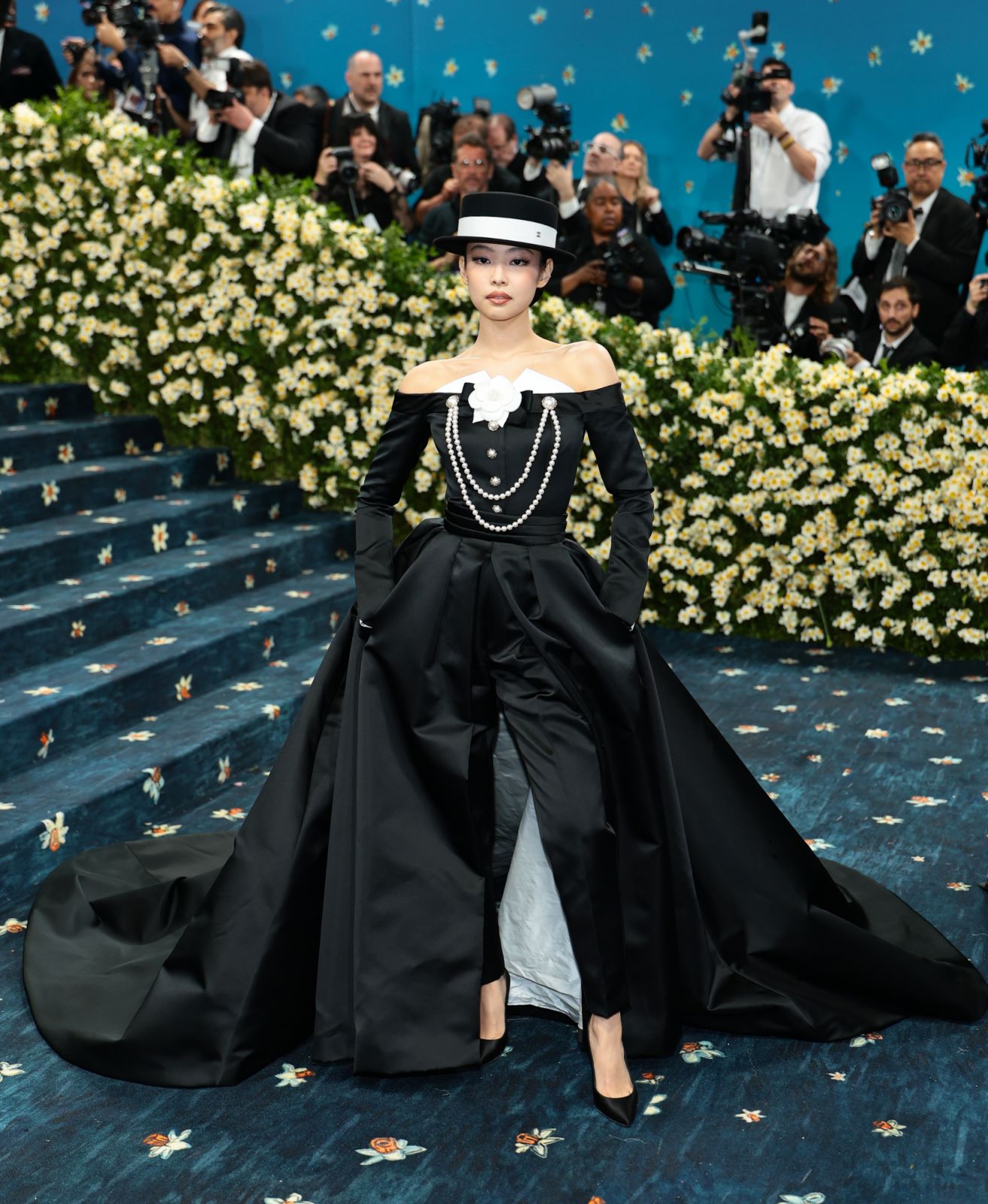 NEW YORK, NEW YORK - MAY 05: Jennie attends the 2025 Met Gala Celebrating "Superfine: Tailoring Black Style" at Metropolitan Museum of Art on May 05, 2025 in New York City.  (Photo by Dimitrios Kambouris/Getty Images for The Met Museum/Vogue)