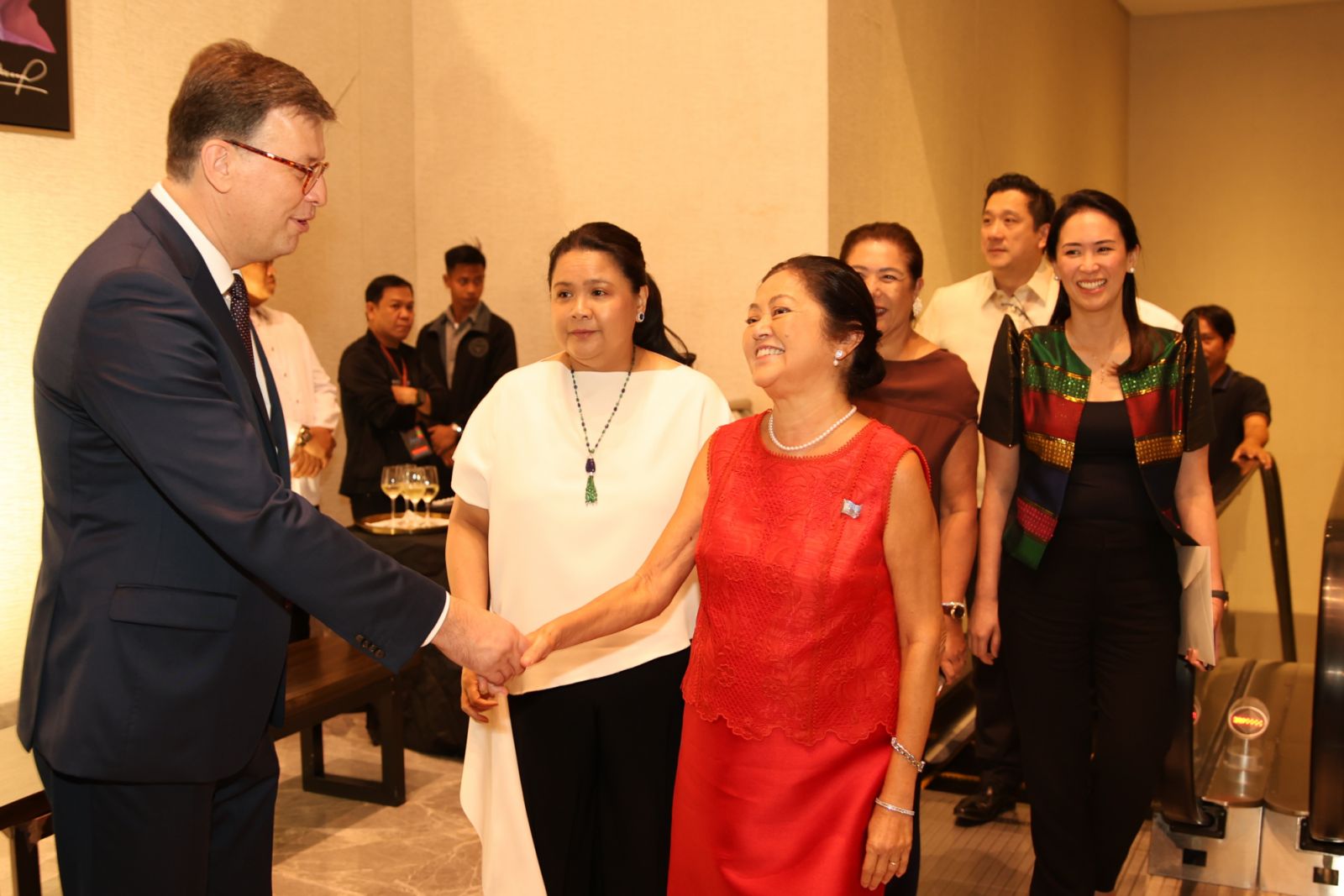 Amb Ričardas Šlepavičius, First Lady Liza Araneta-Marcos (Photo: Courtesy of the Embassy of Lithuania)