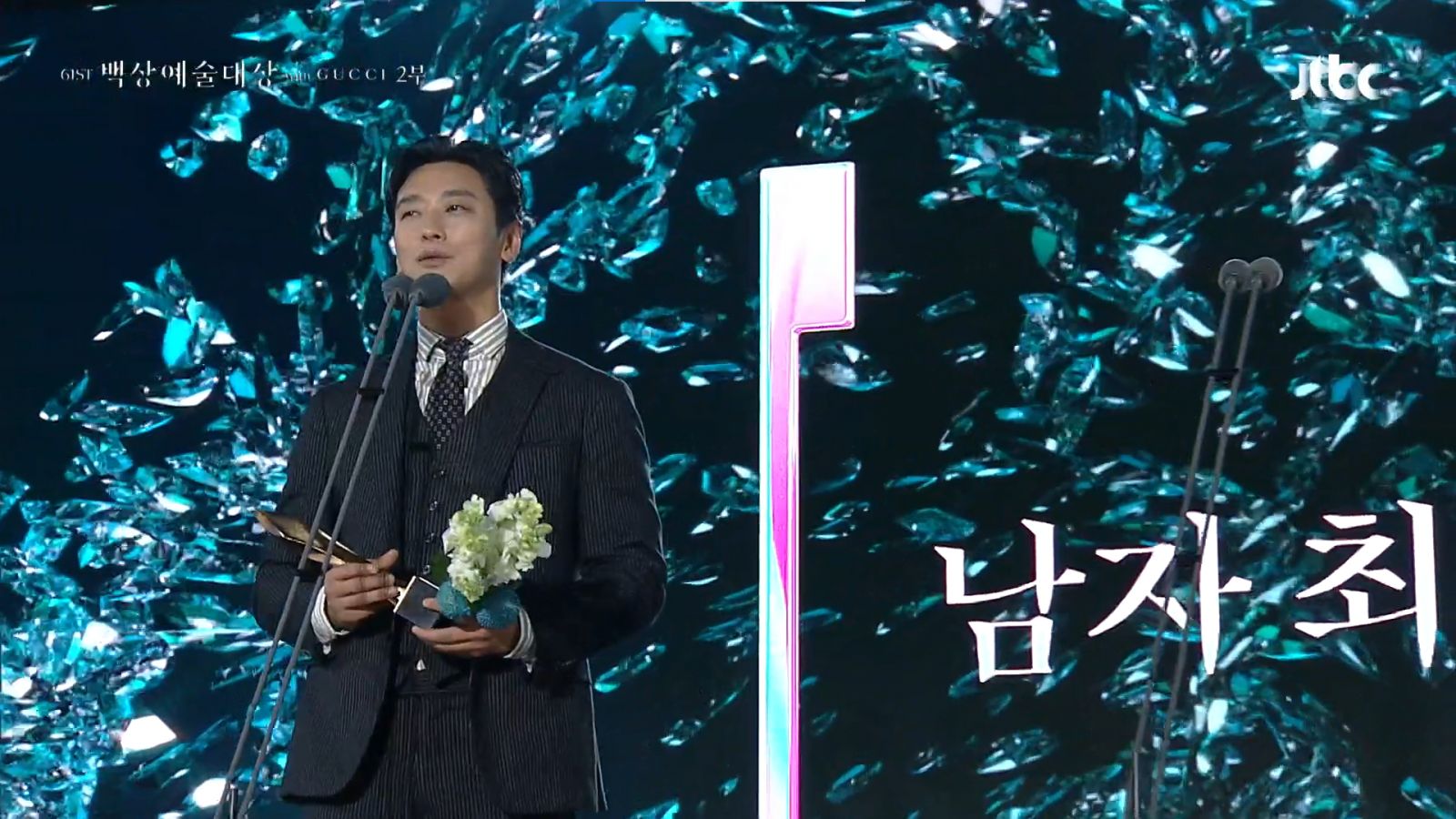 นักแสดงหนุ่ม จูจีฮุน คว้ารางวัลนักแสดงนำชายยอดเยี่ยมบนเวที Baeksang Arts Award ครั้งที่ 61 จากซีรีส์ ‘The Trauma Code: Heroes on Call’ (ภาพ: Koreajoongangdaily.com)