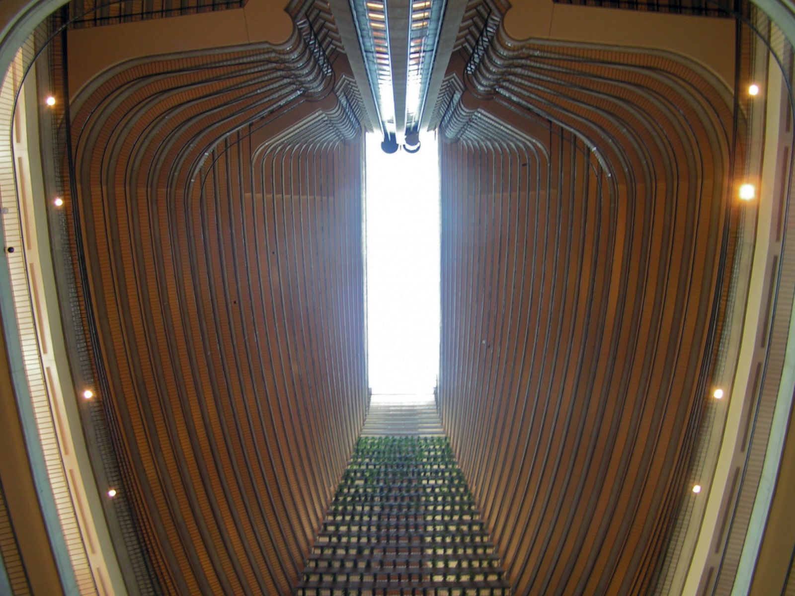 เมื่อแหงนขึ้นไปยังโถงกลางอันสูงเสียดฟ้าของโรงแรม Atlanta Marriott Marquis จะชวนให้นึกถึงโลกดิสโทเปียแห่งอนาคต ซึ่งเป็นฉากสำคัญในภาพยนตร์ “The Hunger Games” และซีรีส์ “Loki” (ภาพ: WikiCommons/Connors)