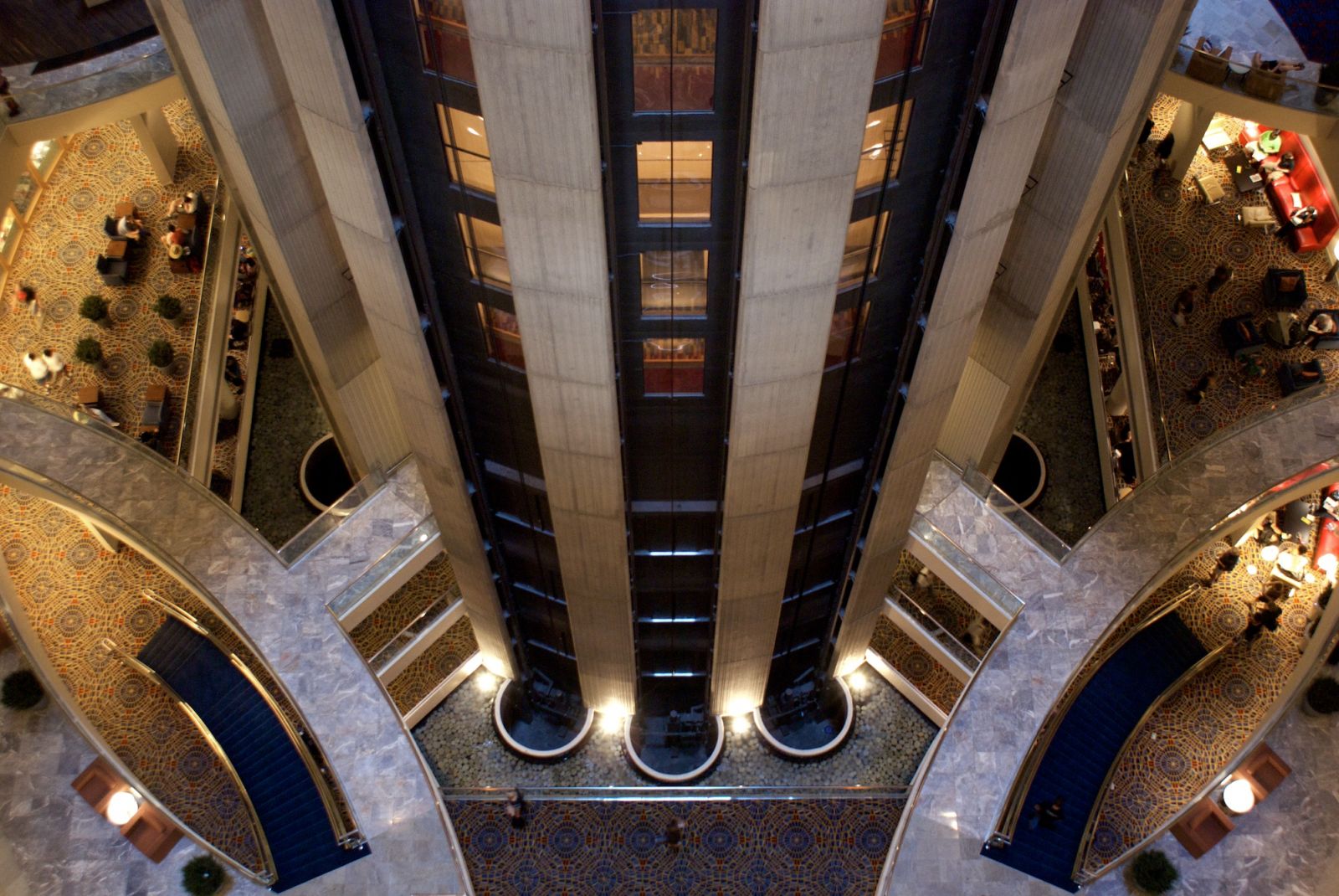 ภาพมุมสูงอันน่าตื่นตาตื่นใจของ Atlanta Marriott Marquis เผยให้เห็นโถงกลางทรงเรขาคณิตอันเป็นเอกลักษณ์ของ John Portman พื้นที่แห่งนี้ดึงดูดใจผู้สร้างภาพยนตร์ด้วยการออกแบบที่งดงามราวงานศิลป์ประติมากรรม มีความแม่นยำในการออกแบบอย่างน่าทึ่ง และขนาดที่ใหญ่โตราวกับฉากที่สร้างขึ้นมาเพื่อใช้ถ่ายทำภาพยนตร์ (ภาพ: WikiCommons/Connors)
