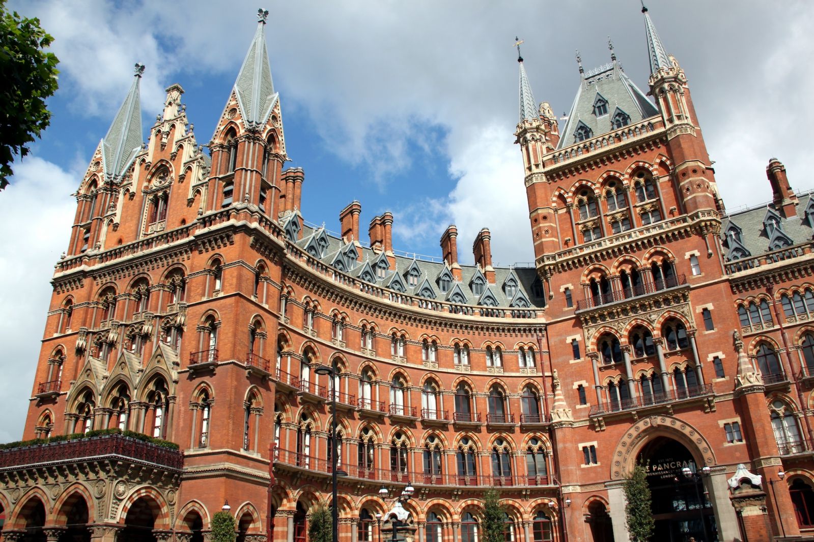 St. Pancras Renaissance London โรงแรมที่เปรียบดั่งสัญลักษณ์แห่งสถาปัตยกรรมฟื้นฟูกอธิก ที่ปรากฏในภาพยนตร์ "Harry Potter" โดดเด่นด้วยยอดแหลมอันสง่างามตระการตา และงานก่ออิฐที่วิจิตรบรรจง (ภาพ: WikiCommongs/LepoRello)
