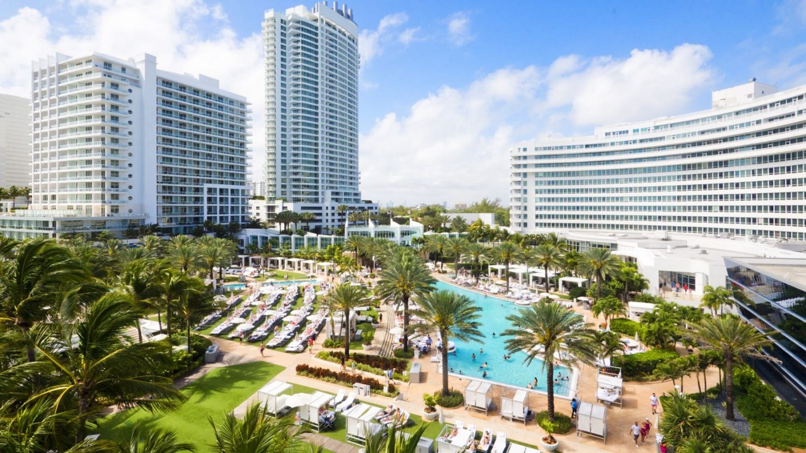 ภาพมุมสูงของ Fontainebleau Miami Beach โรงแรมในตำนานของไมอามี ขึ้นชื่อในเรื่องการออกแบบโค้งมนและรูปลักษณ์ภายนอกของภาพยนตร์ เช่น “Scarface” (1983) และ “Goldfinger” (1964) (ภาพ: Fontainebleau Miami Beach)