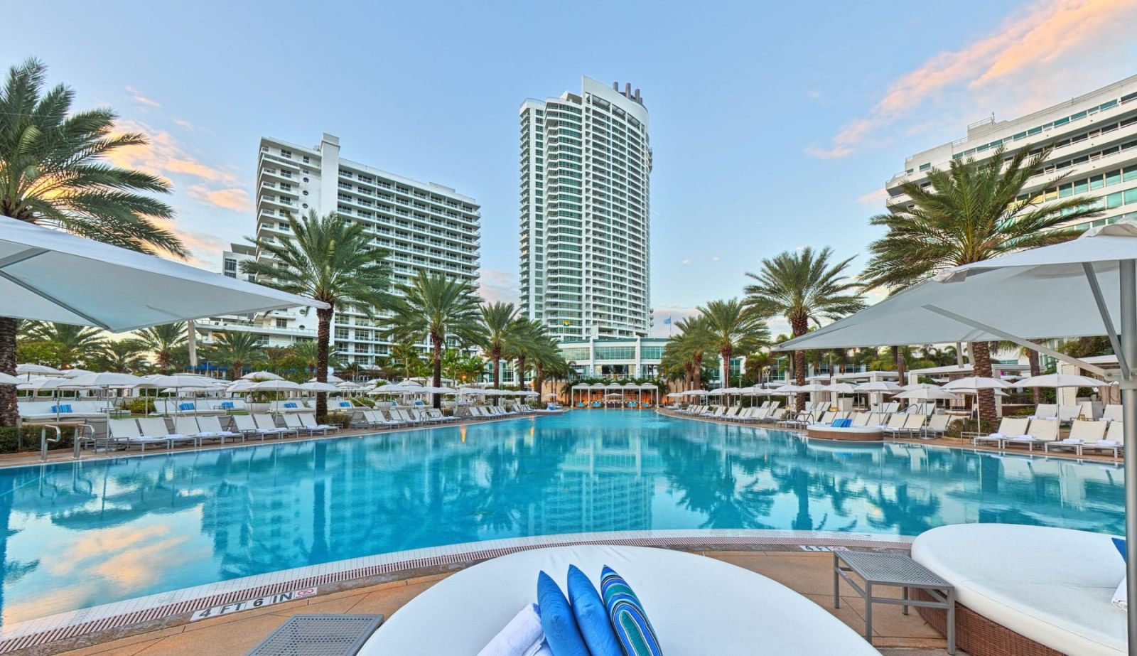 วิวริมสระน้ำ Fontainebleau Miami Beach โรงแรมหรูระดับตำนานที่มีสถาปัตยกรรมแบบโมเดิร์น เคยปรากฏในภาพยนตร์ดังอย่าง “Goldfinger” (1964) (ภาพ: Fontainebleau Miami Beach)