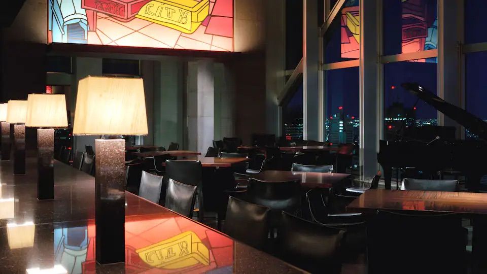 New York Bar ในโรงแรม Park Hyatt Tokyo ที่มีวิวเส้นขอบฟ้าอันเป็นเอกลักษณ์ และการออกแบบร่วมสมัยเหมือนอย่างที่เห็นใน “Lost in Translation” (2003) (ภาพ: Park Hyatt Tokyo)