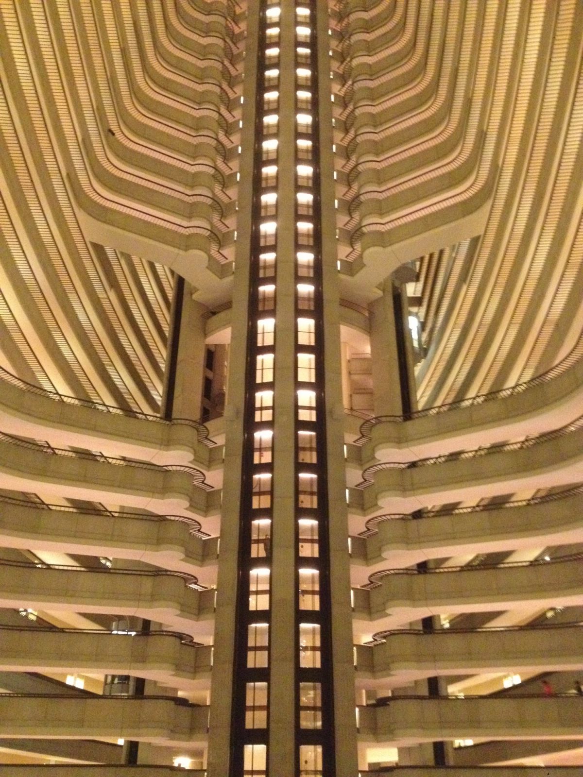 โถงของโรงแรม Atlanta Marriott Marquis สถาปัตยกรรมล้ำสมัยอันโดดเด่น ที่ปรากฏเป็นที่พักของบรรณาการใน “The Hunger Games: Catching Fire” (2013) (ภาพ: WikiCommons/Slosh415)