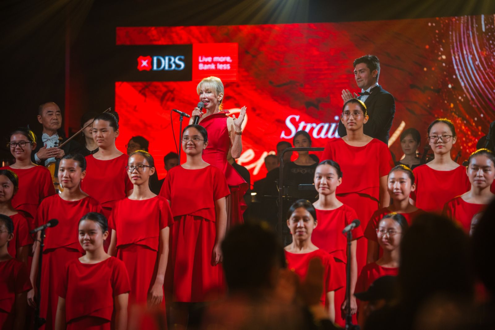 Paige Parker and Rodolfo Barráez, with the Singapore Symphony Children’s Choir