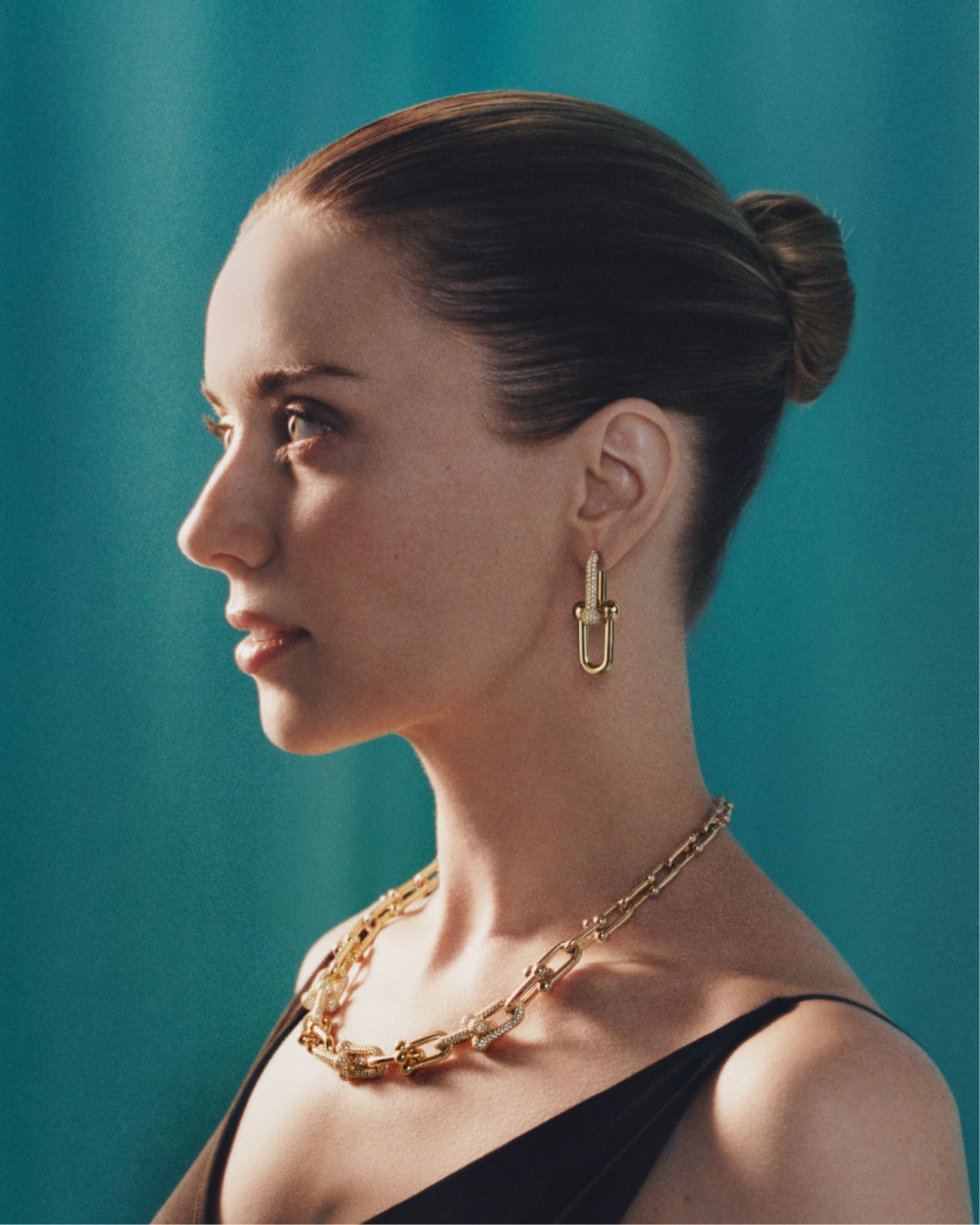 Artist Anna Weyant wears Tiffany HardWear (Photo: Tiffany & Co.)