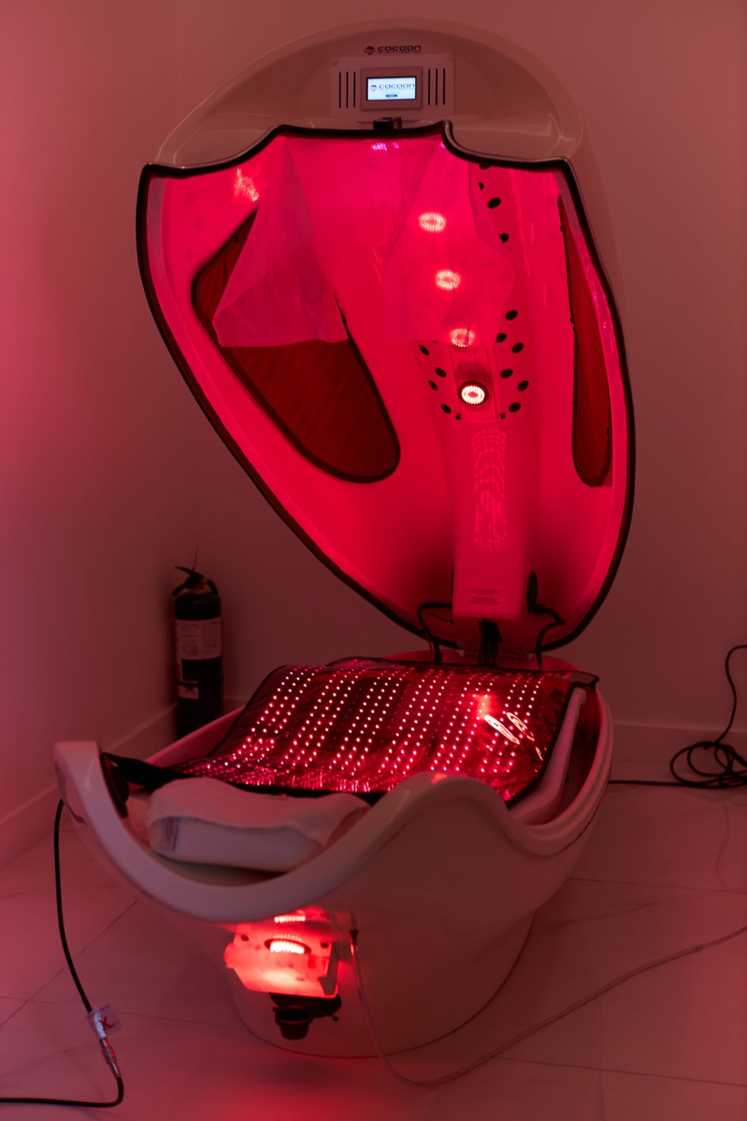 Infrared Pods are a system that combines dry heated air, radiant infrared heat, vibratory massage, aromatherapy and salt air. They are part of the stem cell therapy procedure