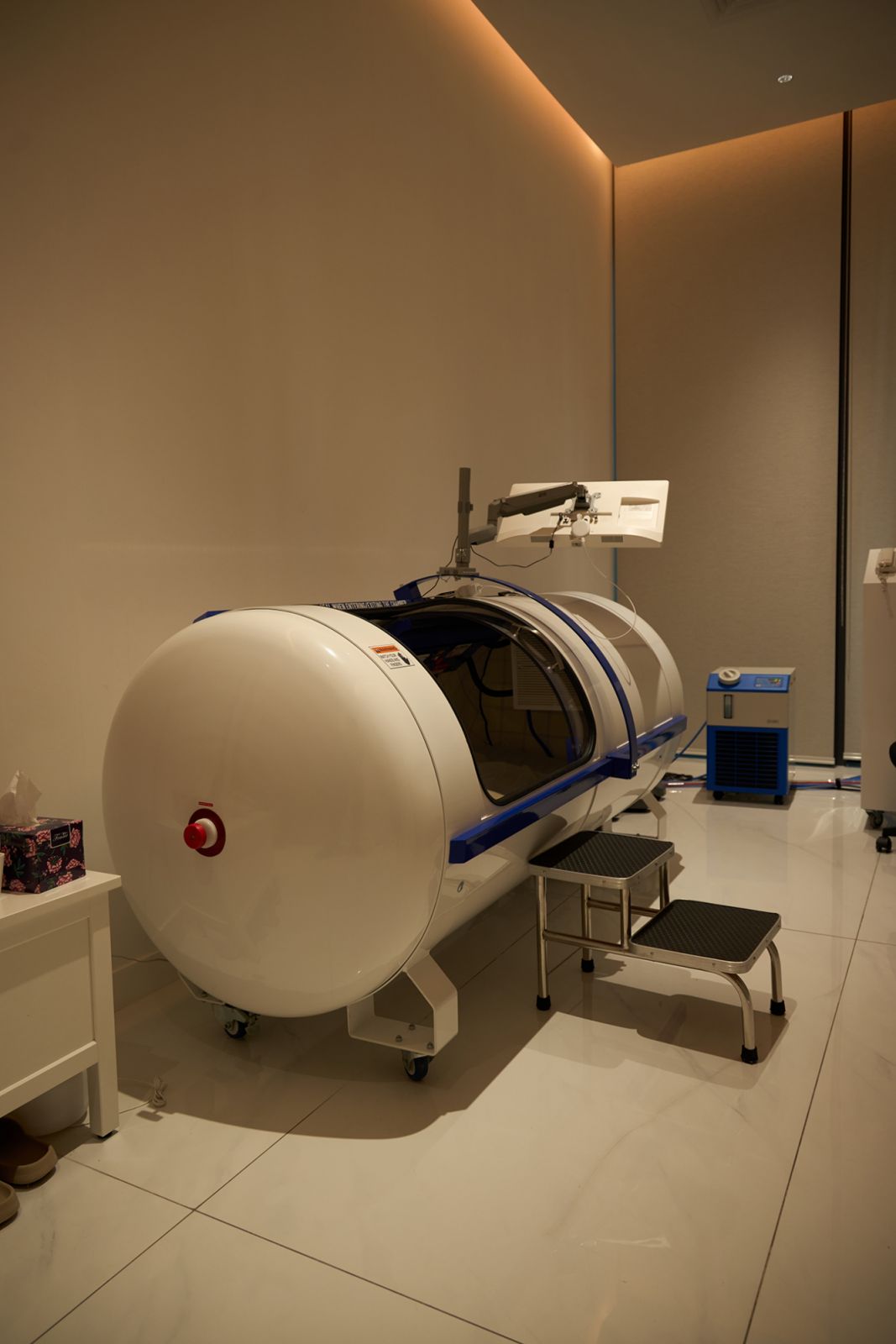 The Hyperbaric Oxygen Chamber is a pressurised environment where patients breathe pure oxygen. Its use is part of Dr Rigor's stem cell therapy