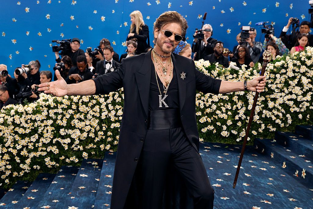 ในค่ำคืนที่เต็มไปด้วยดวงดาวพร่างพรายของงาน Met Gala 2025 ที่ Metropolitan Museum of Art เมืองนิวยอร์ก เสน่ห์เหนือกาลเวลาของ Shah Rukh Khan ยังจุดประกายชวนให้ระลึกถึงผลงานการแสดงที่สาดแสงให้เขาสว่างไสวดุจดาวฤกษ์ในโลกภาพยนตร์ (ภาพ: Taylor Hill / Getty Images)