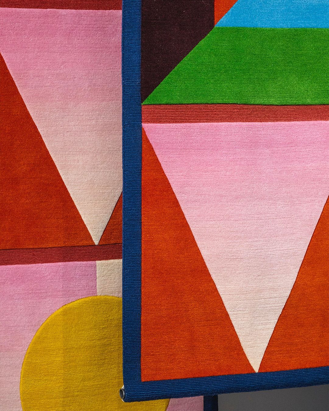Distinctive fade effect achieved through alternation of wool threads in varied saturations (Photo: Instagram / @cc_tapis)