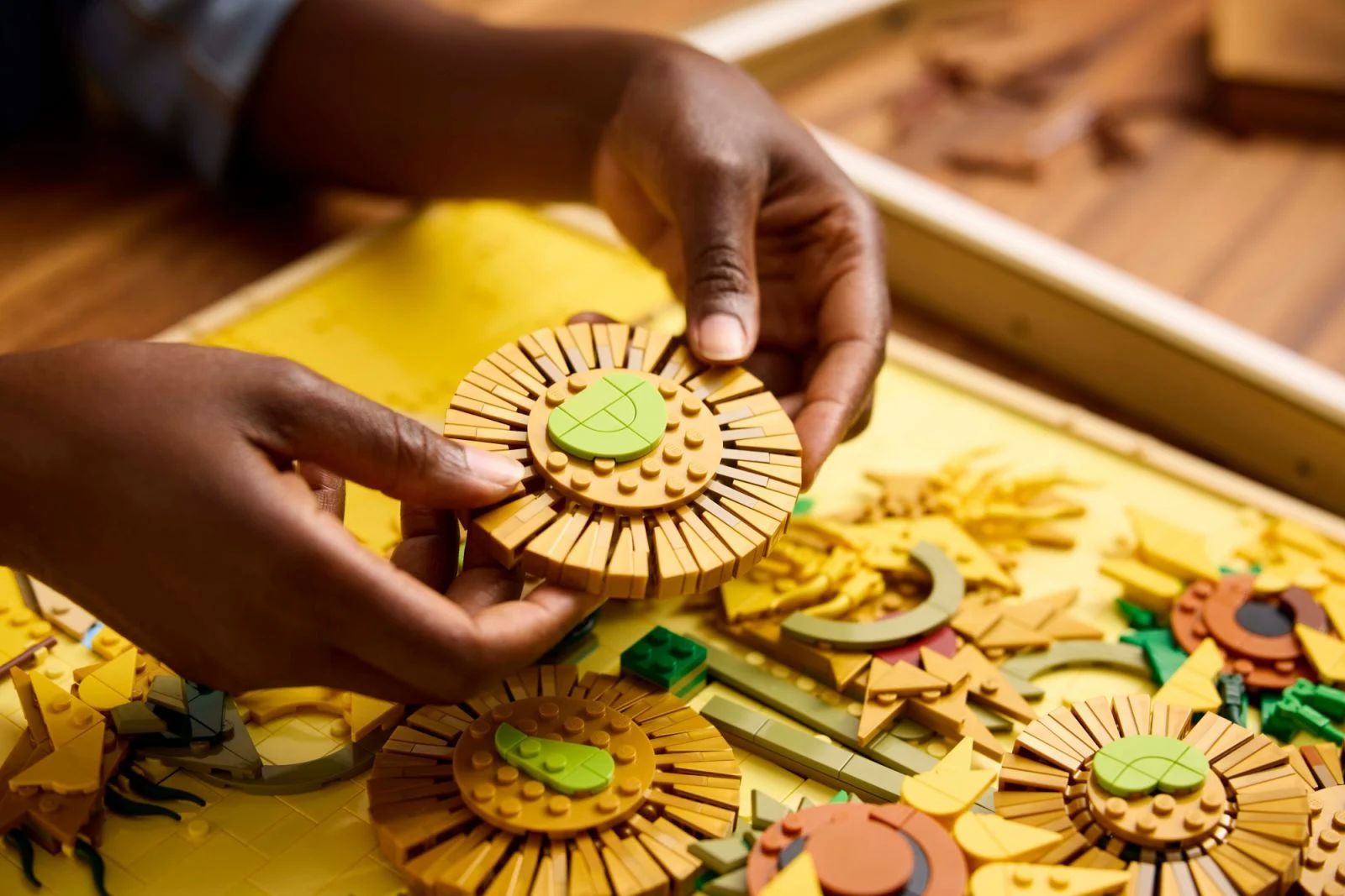 16 sunflowers with adjustable petals (Photo: Lego)
