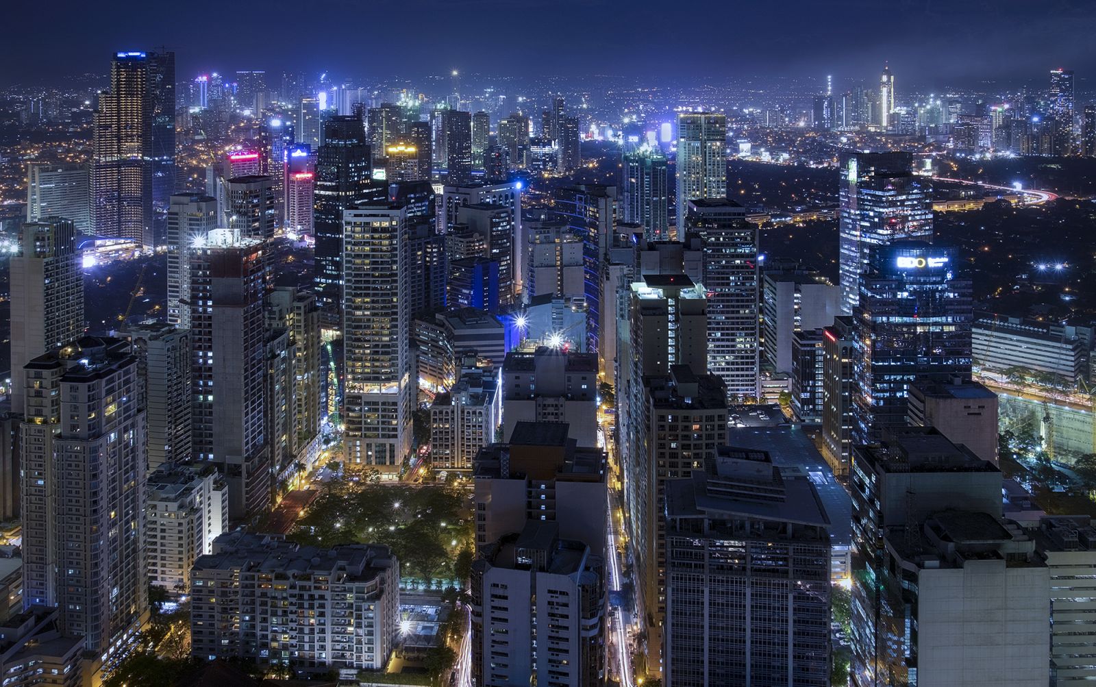 The Makati Central Business District in Metro Manila (Photo: Wikimedia Commons/jopetsy)
