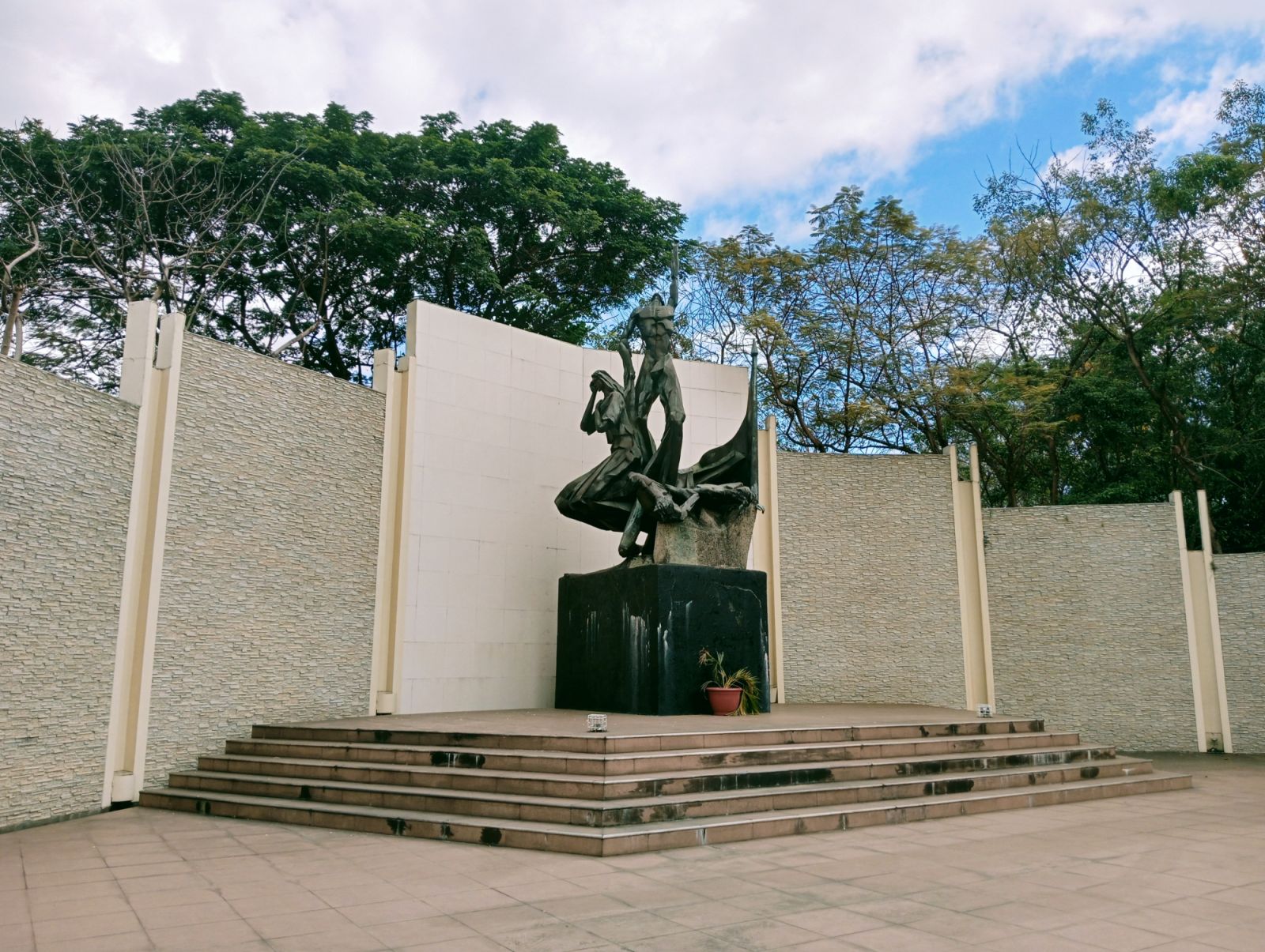 The Pinaglabanan Shrine at the Pinaglabanan Park in San Juan City (Photo: Wikimedia Commons/Ralff Nestor Nacor)