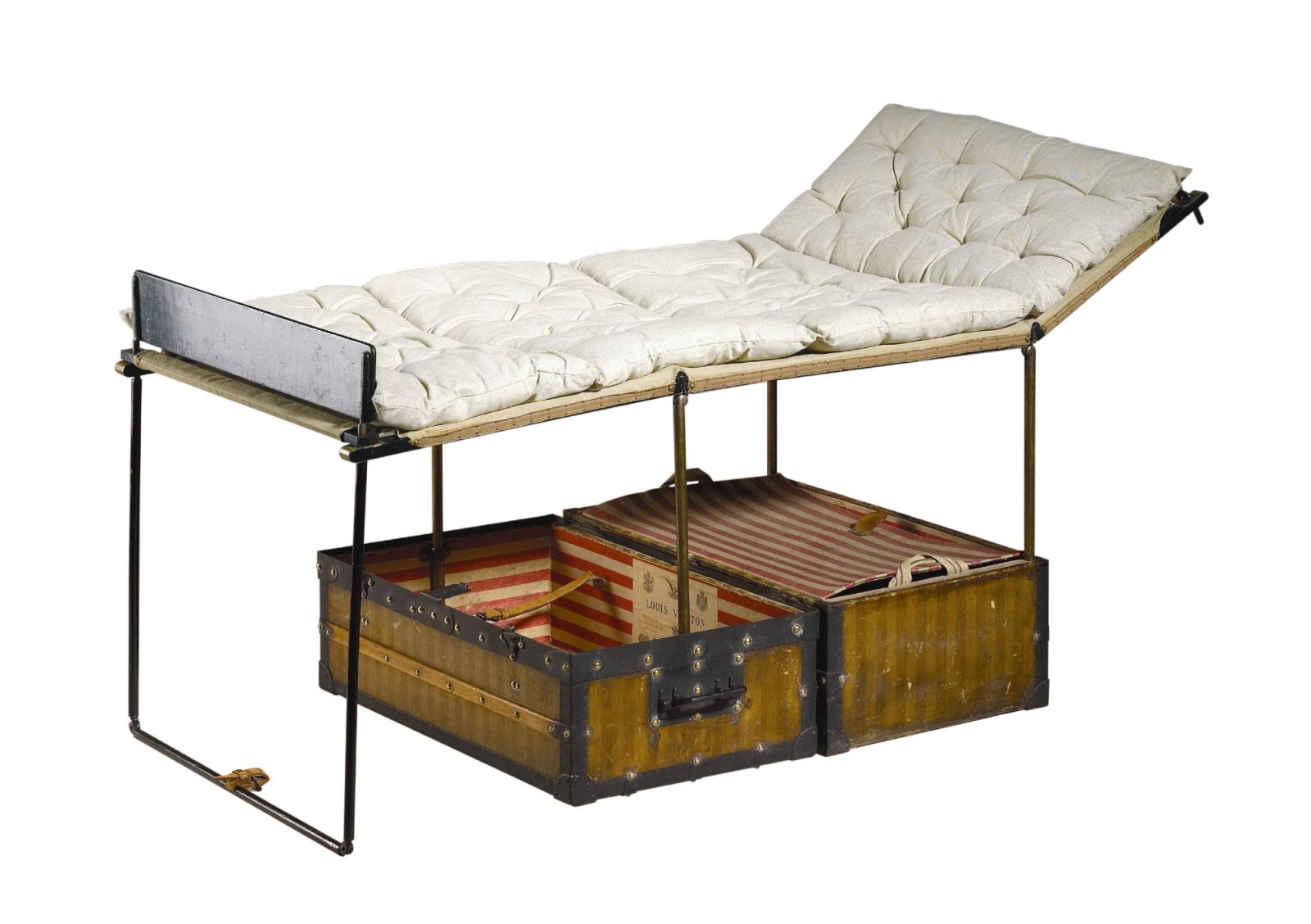 A l'etroit dans ses frontieres, le Vieux Continent part a la conquete de nouvelles terres. La malle-lit, un des objets cultes de la Maison Louis Vuitton, fut creee vers 1868, avant l'expedition au Congo de Pierre Savorgnan de Brazza. Mais tres vite, la popularite de ce dernier fit connaitre la malle sous le nom de malle Brazza . L'explorateur a commande a Louis Vuitton plusieurs creations originales d'objets de voyage, dont un bureau portatif pourvu d'une case secrete - Trunk-bed in striped canvas, circa 1