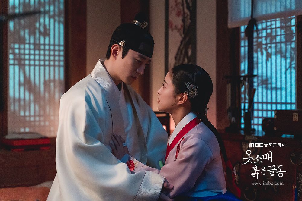 Lee Jun-ho and Lee Se-young portray King Jeongjo and Royal Consort Seong Uibin in this romanticised retelling of a documented royal love story. (Photo: MBC)