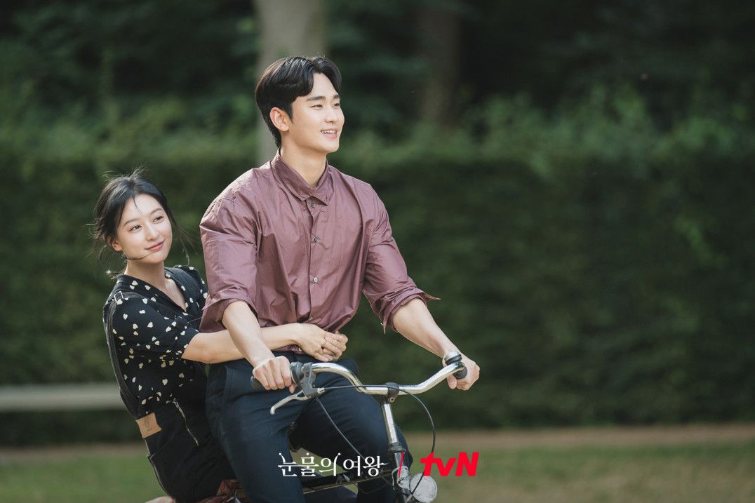 Kim Ji-won and Kim Soo-hyun portray a troubled couple in Queen of Tears, a drama speculated to mirror the real-life marriage of Samsung heiress Lee Boo-jin. (Photo: tvN)