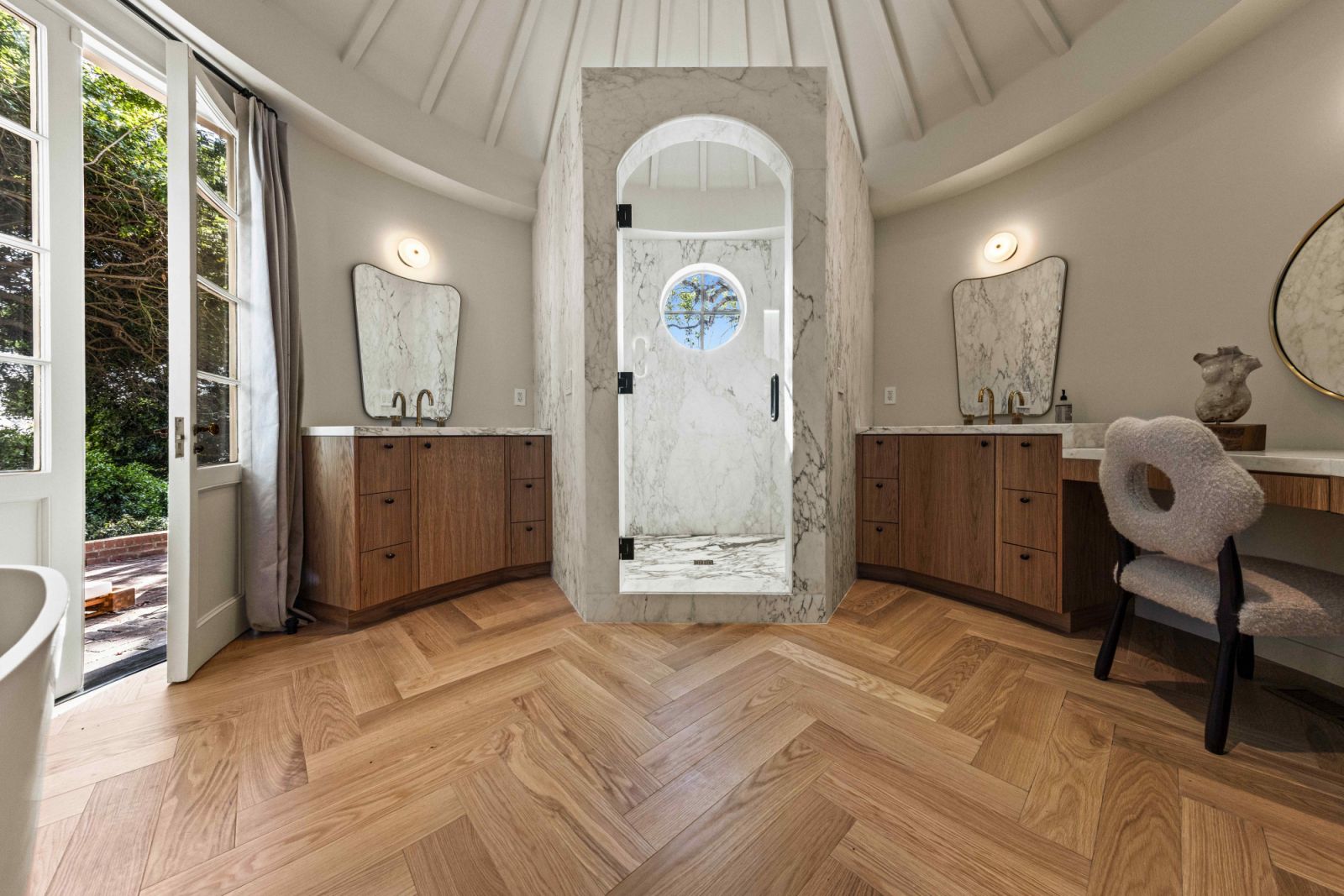 The circular primary bathroom suite