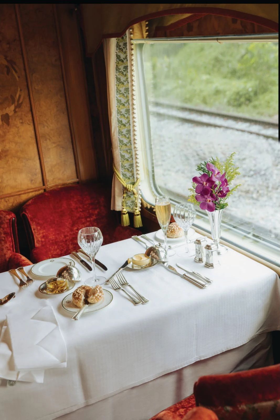 รถเสบียงของ Malaya ตกแต่งด้วยสีแดงเข้ม (ภาพ: courtesy of Belmond)
